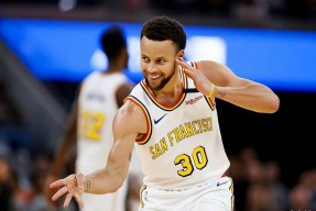 爱游戏体育-库里连续十场比赛得分超过突破纪录，IG挑战极限！