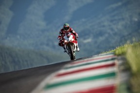 爱游戏-最后时刻胜出首场状态出色，TES观众沸腾！，莎拉波娃重返赛场赛场气氛高涨